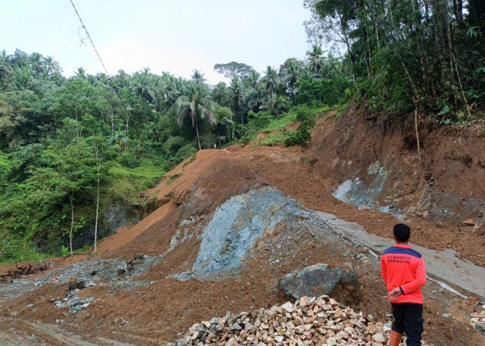 Sejumlah Lokasi di Kecamatan Ayah Dilanda Longsor
