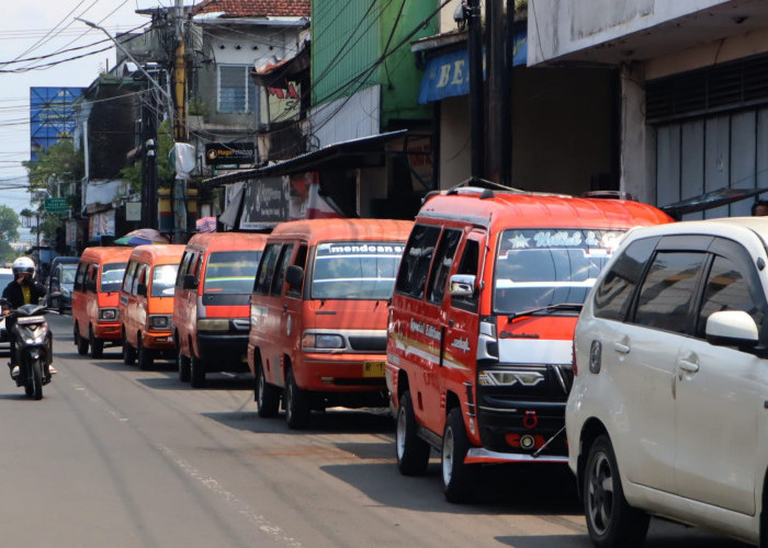 Supir Angkot Purwokerto Kian Terjepit: “Mau Taat Pajak, Tapi Nggak Bisa Narik”