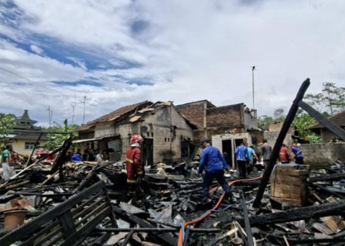 Kebakaran di Baleraksa Karangmoncol Purbalingga, Tiga Rumah Hangus Terbakar