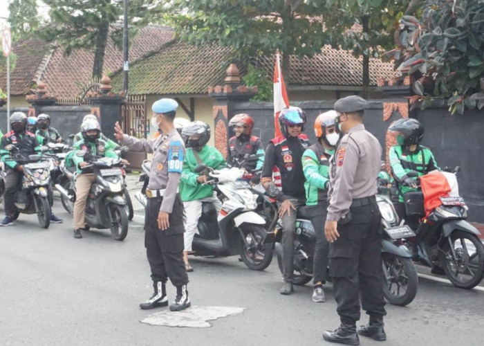 Tolak BBM Naik, Pengemudi Ojol Purbalingga Demo di Purwokerto 