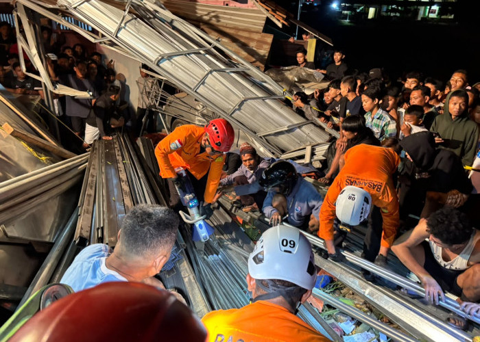 Truk Terguling karena Rem Blong di Kejawar Banyumas, Satu Penumpang Meninggal, Rumah Warga Tertimpa