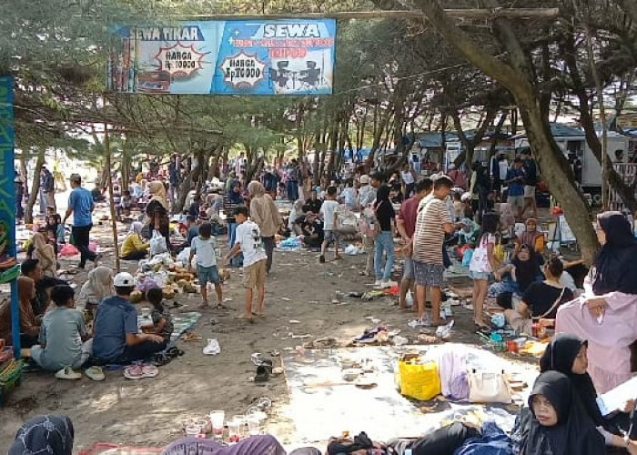 Pantai Mliwis Dipadati Wisatawan Saat Libur Lebaran