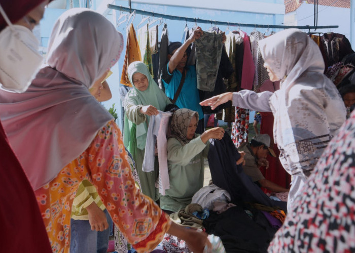 Jual Aneka Pakaian dengan Harga Rp 1.000 Masjid Baitul Arqom Diserbu Warga