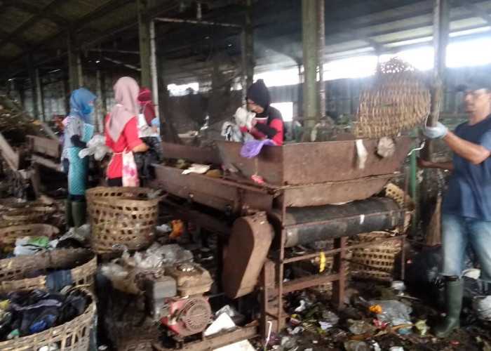 Karyawan Pemilah TPST Sumpiuh Kembali Kerja, Sampah Tetap Dibawa TPA BLE, Imbas Proyek Parapet