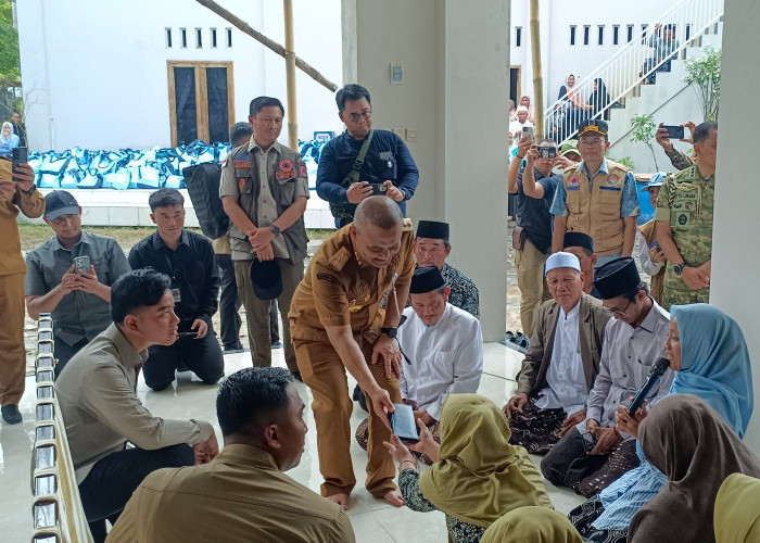 Momen Gubernur Ahmad Luthfi Jadi Fotografer Dadakan Wapres Gibran dan Warga di Lokasi Pengungsian