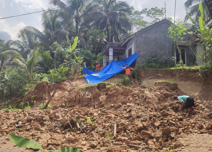 Longsor di Tunjungmuli Purbalingga: Retakan 15 Meter Ancam Dua Rumah Warga