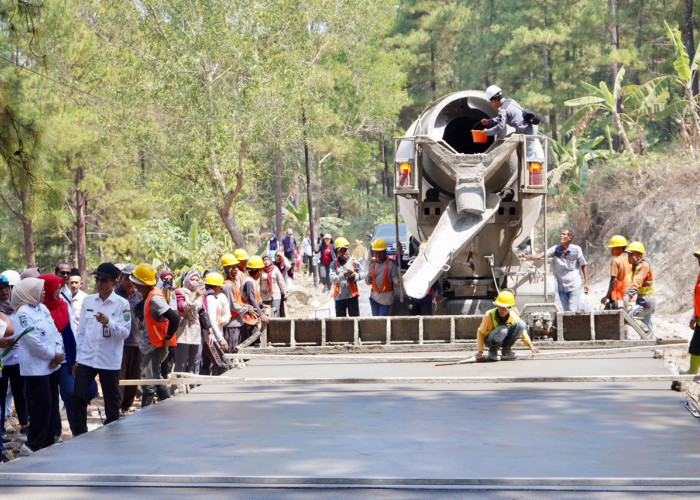 Progres Perbaikan Jalan Wadasmalang-Slepi Capai 64,98 Persen