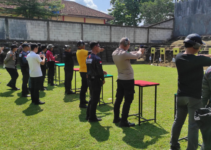 Tingkatkan Kemampuan Personel, Polres Purbalingga Gelar Pelatihan Menembak