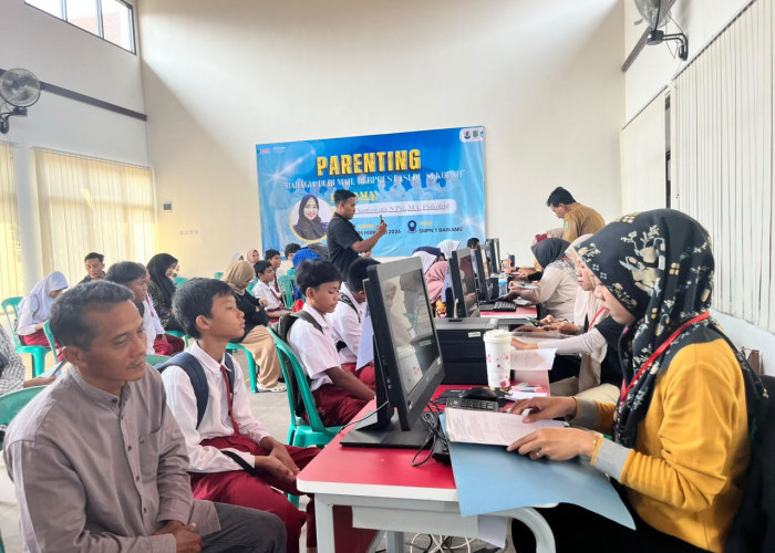 SPMB Banjarnegara Hari Pertama Membeludak, Wali Murid Antre Sejak Subuh di Sekolah