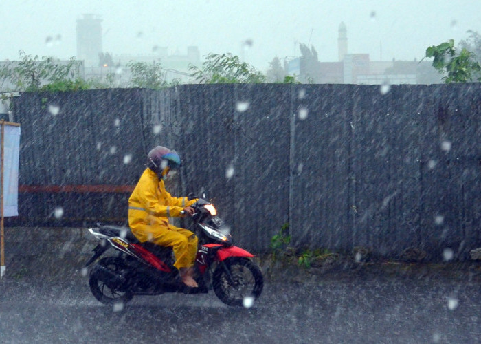 CEK ! Tips dan Persiapan Pengendara Sepeda Motor Agar Aman Menghadapi Musim Hujan
