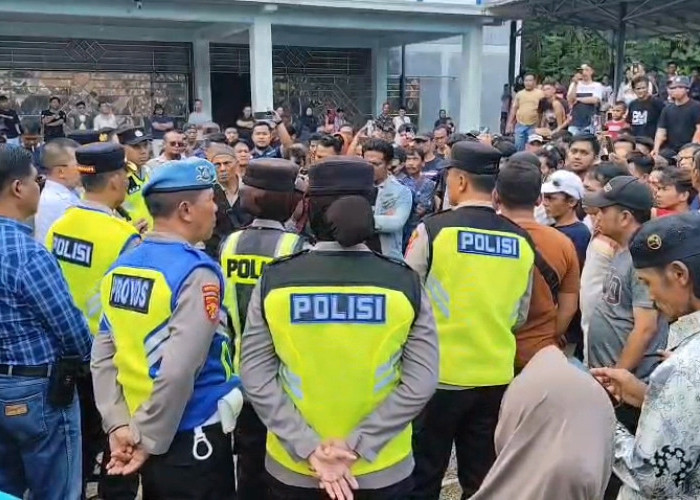 Ratusan Warga Datangi Balai Desa Gununggiana, Tuntut Kadus III Mundur
