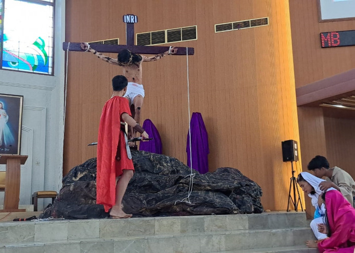 Jumat Agung di Gereja Katedral Berlangsung Khusyuk