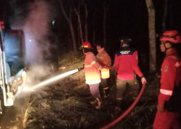 Truk Towing Terbakar di Kutawaru, Cilacap Usai Menyentuh Kabel Listrik. Sopir dan Kernet Meninggal Kesetrum 