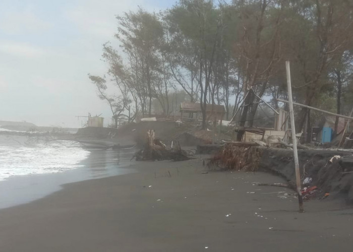 Gelombang Tinggi Hantam 7 Kios di Pantai Sodong Cilacap