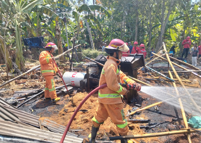 Diduga Dipicu Percikan Api Las, Pabrik Sabut Kelapa di Slarang Cilacap Terbakar
