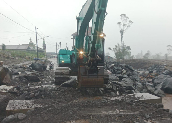 13 Alat Berat Dikerahkan untuk Pembersihan Material Banjir Bandang di Karangreja