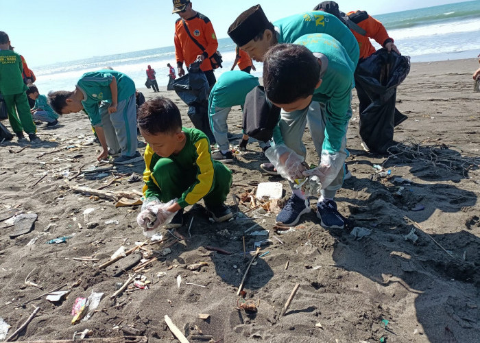Masyarakat Pungut Sampah di Jalanan Kota dan Sepanjang Pantai Cilacap, Terkumpul Sampah hingga 1 Truk
