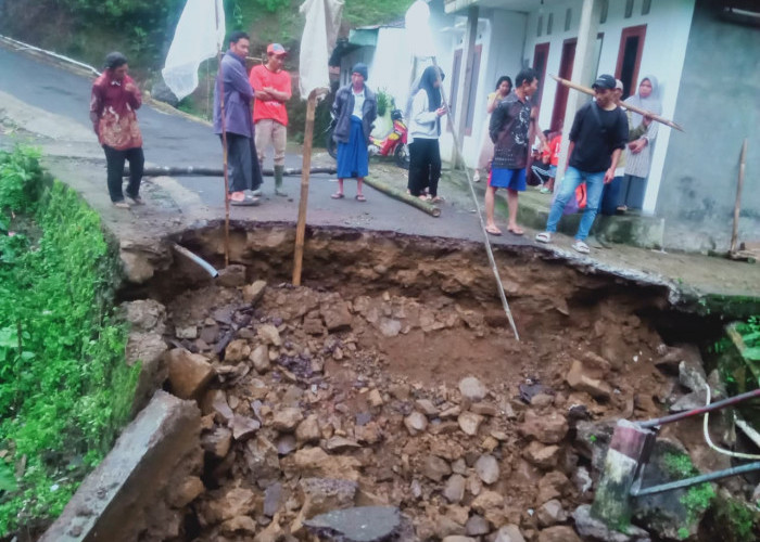 Jalur Penghubung di Plorengan Terputus, Warga Terpaksa Lewat Jalan Ekstrem