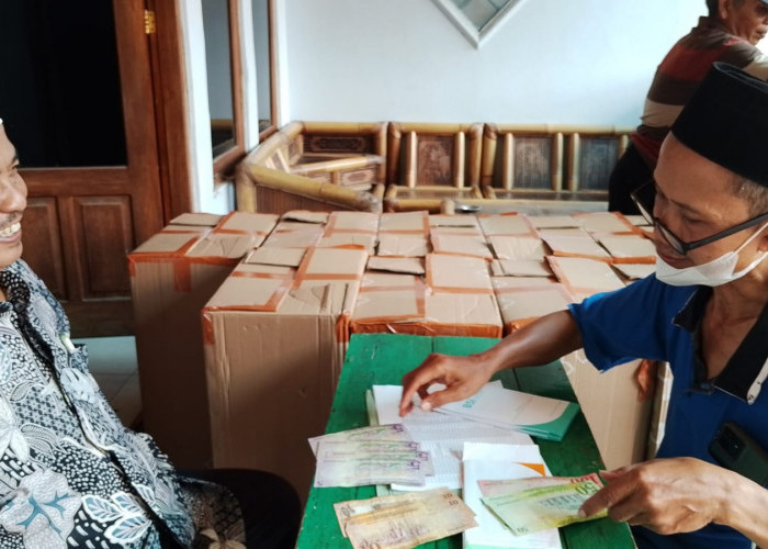 Jamaah Ar-Raudhoh Kemranjen Banyumas Tukar Riyal, KBIHU Permudah Bekal Uang Saku Jelang Keberangkatan