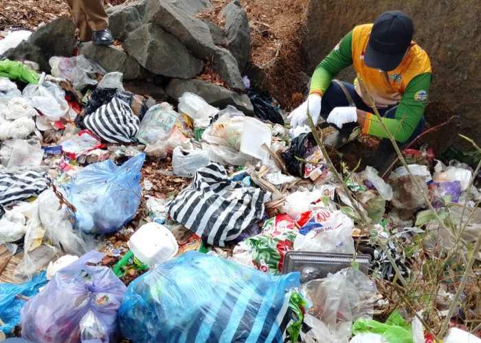 Bungkus Paket Jadi Petunjuk Sampah Liar Kebokura, UPKP Sumpiuh Telusuri Pembuang di Jalur Lingkar