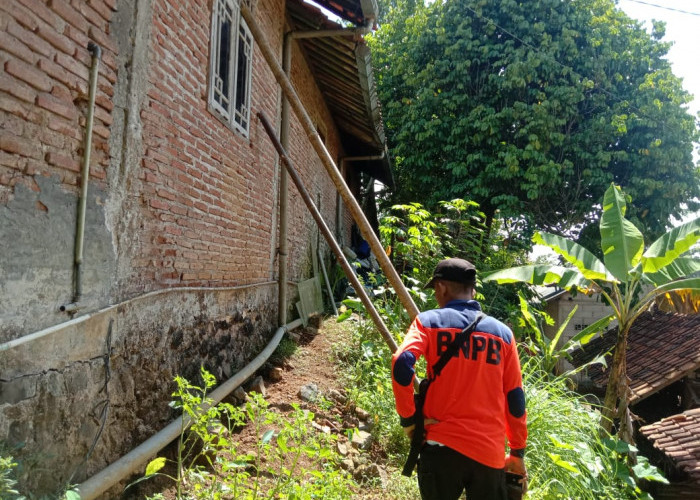 Terdampak Longsor, Sebuah Rumah di Kracak Ajibarang Terancam Ambruk
