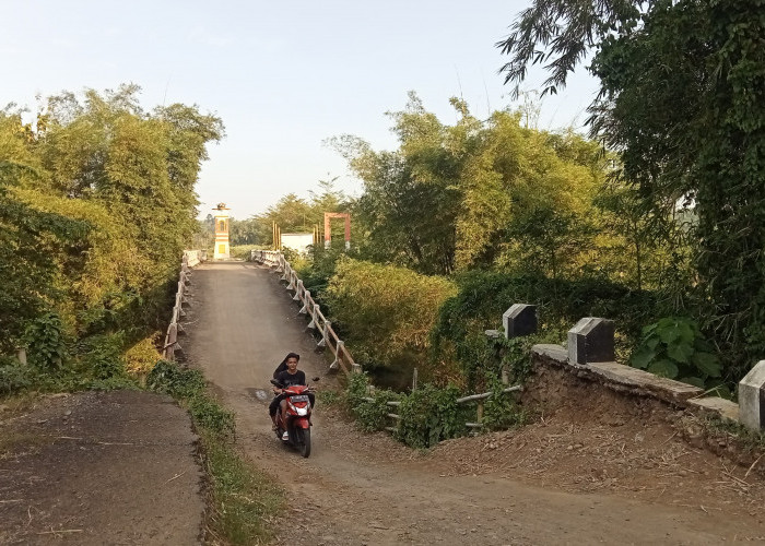 Jembatan Lopasir Karanglewas Rusak, Dua Tahun Amblas Tak Kunjung Diperbaiki