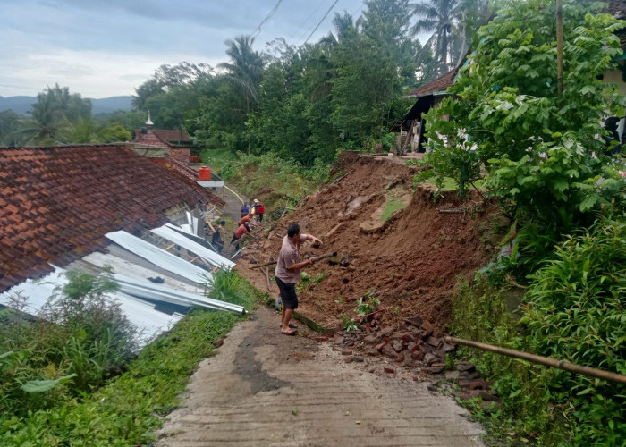 Turap Sepanjang 25 Meter di Desa Cisalak Longsor, Jalan Desa Tertutup Material