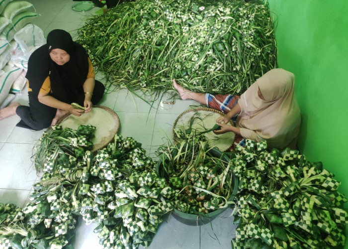 Produksi Ribuan Ketupat, Dikirim Pula Sampai Luar Kota