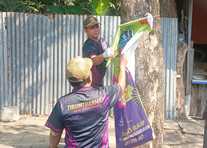 Puluhan Reklame di Jalan Protokol Kota Cilacap Ditertibkan Satpol PP