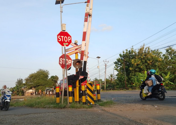 Aspal Rusak di Rel Sumpiuh Banyumas Picu Keluhan, Warganet Usul Flyover, Pemkab Arahkan Alternatif