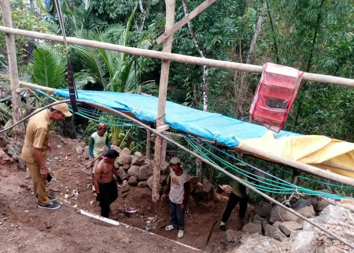 Longsor Ancam Pemukiman Warga Desa Cangkring