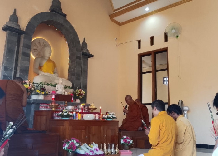 Umat Buddha Peringati Asalha Puja Di Sumpiuh, Pattidana Jadi Penghormatan Kepada Leluhur