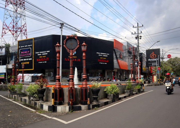 Usia Sudah Uzur DLH Perbaiki Jam di Segitiga Pier-Suman