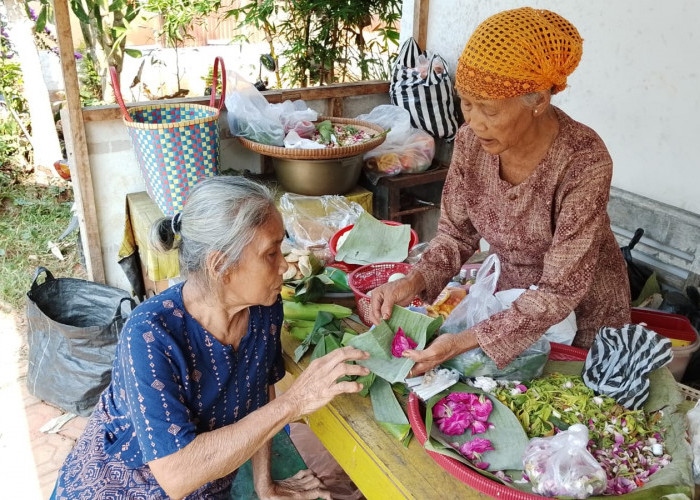 Penjual Sesajen di Banyumas Diserbu Pembeli Jelang Kamis Wage