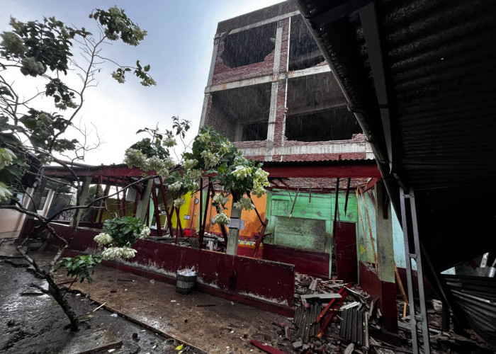 Kantin SMPN 1 Kalimanah Runtuh Tertimpa Tembok Bangunan Kosong