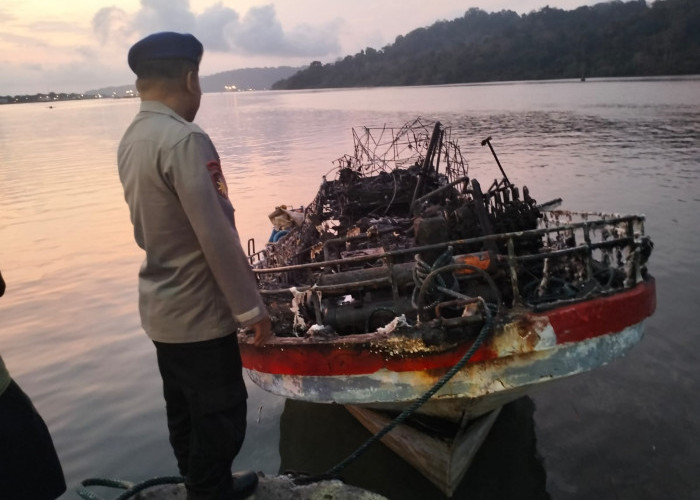 Kapal Nelayan Anariski 3 yang Bersandar di Dermaga Wijayapura Cilacap Terbakar, Kerugian Capai Rp 1 Miliar