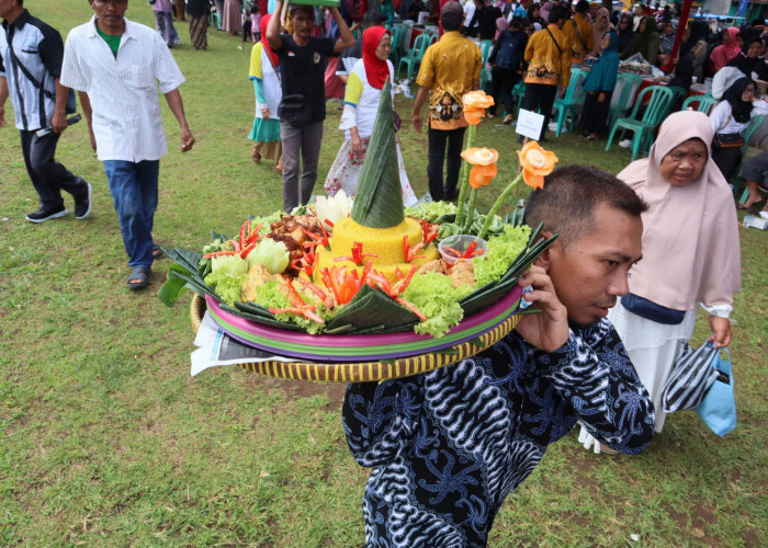 Unik, Puluhan Tumpeng Warnai Pelantikan Kades Serentak