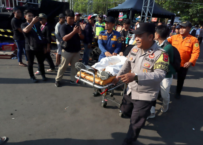 Tribun VIP Ambruk Saat Rebutan Merchandise, Pedagang Saksikan Penonton Berjatuhan di GOR Satria Purwokerto
