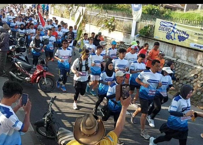 Ribuan Pelari Selesaikan Finish di Etawalin Dieng Run Lari Atas Awan 2023