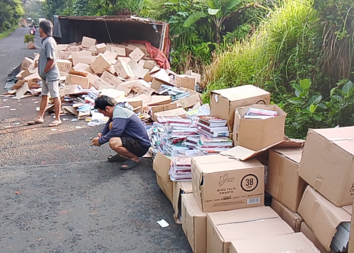 Truk Muat Buku Guling di Kemranjen Banyumas, Abaikan Peringatan Warga, Sopir Andalkan Maps di Jalur Menanjak