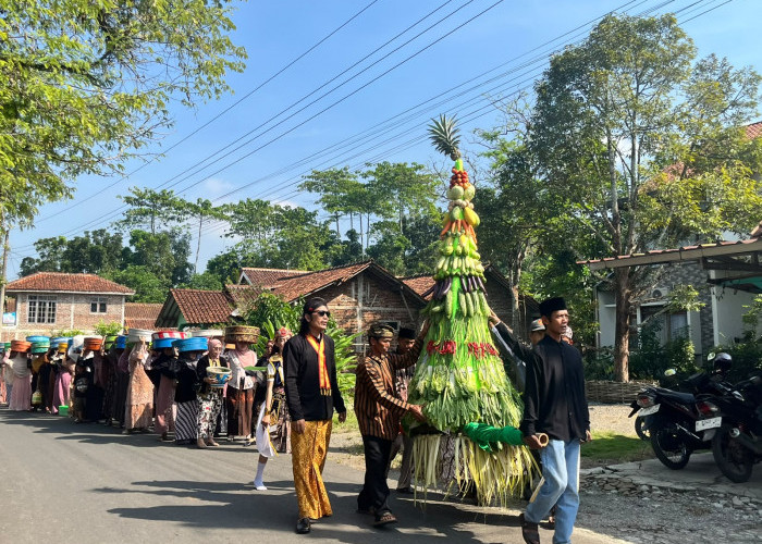 6.000 Takir dan Gunungan Hasil Bumi Meriahkan Grebeg Sura di Desa Kemranggon