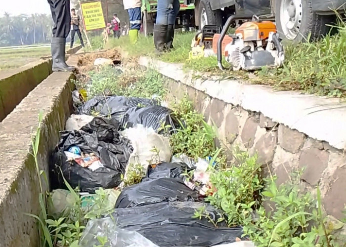 Banner Larangan Tak Mampu Hentikan Sampah Liar, Bahu Jalan Buntu-Sirau Banyumas Jadi Tempat Pembuangan