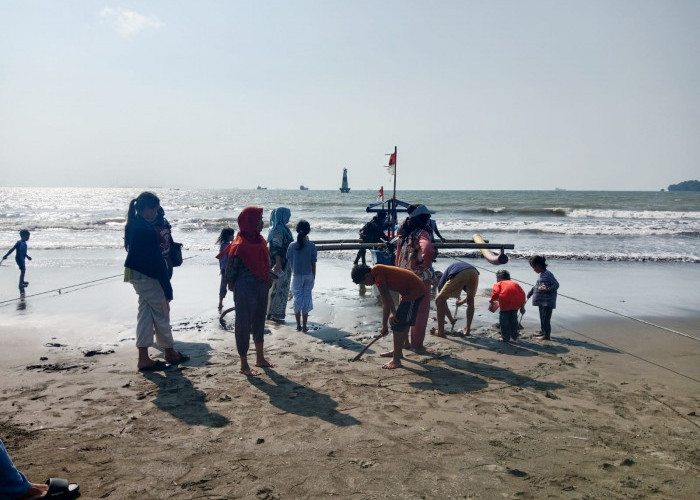 Libur Sekolah, Kunjungan Wisatawan ke Pantai Teluk Penyu Meningkat