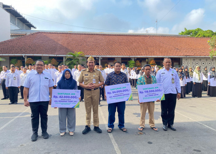 Pj Bupati Banyumas Serahkan Santunan Kematian dan Kecelakaan Kerja BPJS Ketenagakerjaan