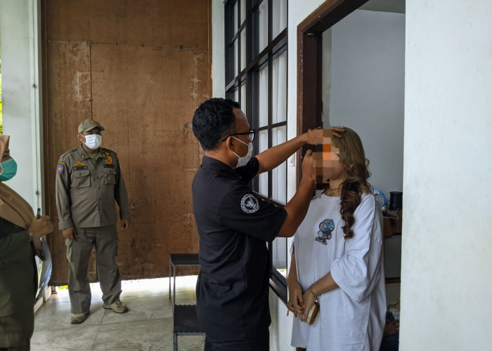 BNN dan Satpol PP Cilacap Razia Rumah Kos, 1 Penghuni Positif, Delapan Pil Y Disita