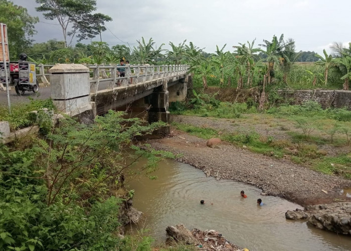 Kondisi Jembatan Penghubung Banjarnegara–Purbalingga Mengkhawatirkan, Digerus Arus Sungai Gumelem