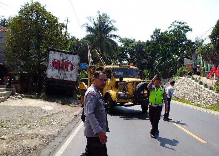 Truk Tronton Tabrak Rumah Warga di Lesmana Ajibarang