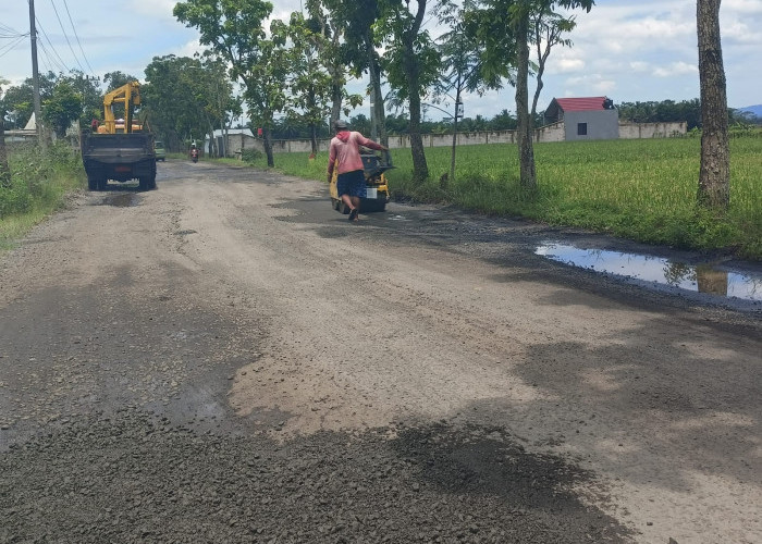 PU PR Purbalingga Kontinyu Gelar Pemeliharaan Rutin Penambalan Jalan