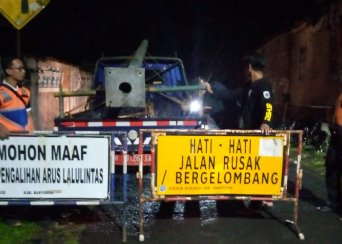 Longsor Tutup Jalan Kabupaten dan Ancam 4 Rumah Warga di Kotayasa Sumbang, Arus Lalu Lintas Dialihkan