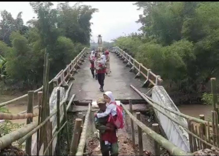 Imbas Jembatan Amblas, Ratusan Siswa di Desa Karanglewas Terpaksa Harus Memutar Selama 40 Menit